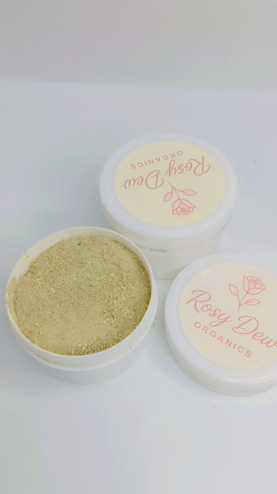 Glow & Shine Powder چمک اور نکھار کا جادو، جو آپ کی جلد کو قدرتی روشنی، تازگی اور بے داغ نکھار بخشدے۔ :