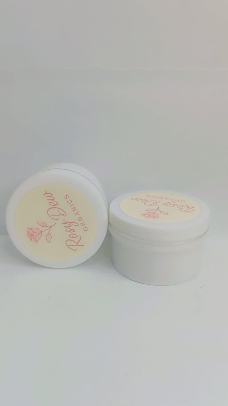 Glow & Shine Powder چمک اور نکھار کا جادو، جو آپ کی جلد کو قدرتی روشنی، تازگی اور بے داغ نکھار بخشدے۔ :